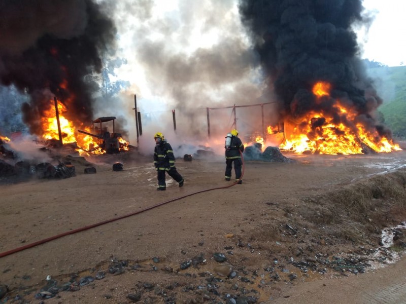Incêndio destrói maquinários e dois galpões de empresa de reciclagem em São Ludgero