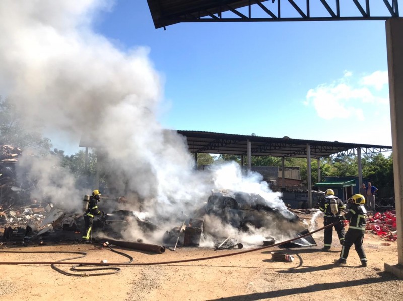 Incêndio atinge depósito de sucatas em Criciúma