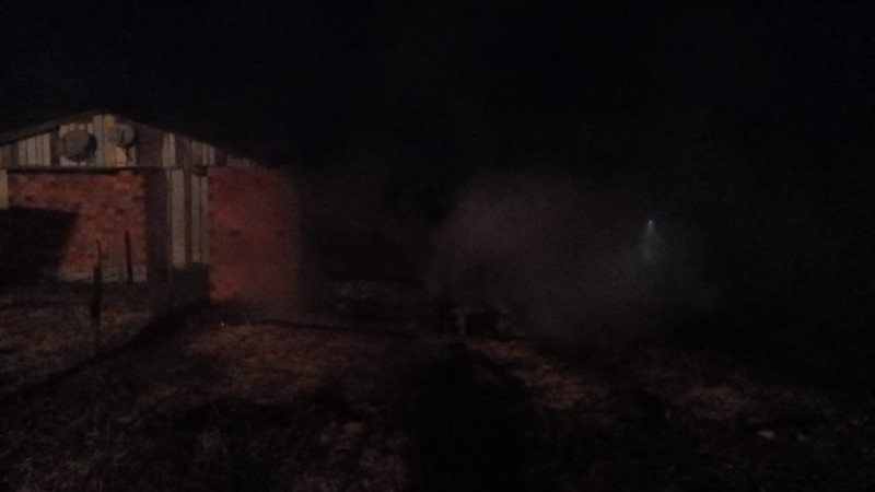 Residência de madeira é destruída por incêndio em Jaguaruna 