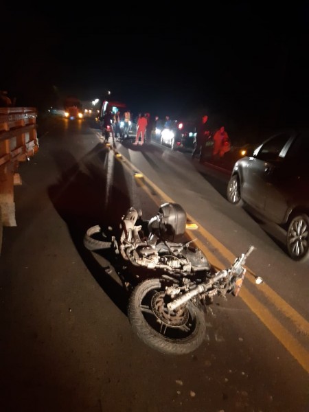 Motociclista de 43 anos morre após acidente com caminhão na SC-108 
