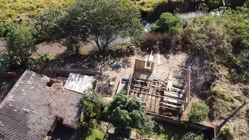 Defesa Civil demole casa que estava sendo construÃ­da em Ã¡rea invadida prÃ³xima ao rio CriciÃºma