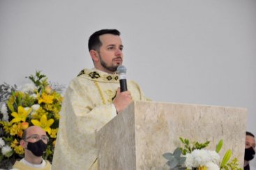 Davi Paulo Coelho é ordenado novo padre da Diocese de Criciúma
