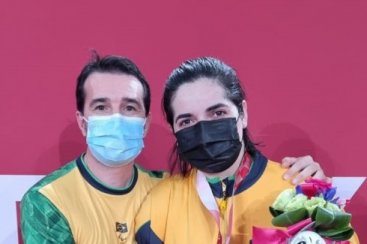 Bruna Alexandre e tÃ©cnico Alexandre Ghizi comemoram conquista da prata em TÃ³quio