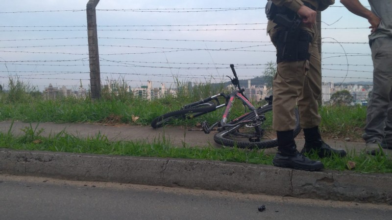 Ciclista morre após ser atropelado por veículo em Criciúma