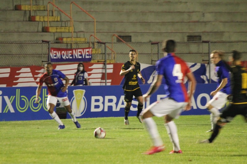 Com jogo atrasado e dois gols no primeiro tempo, Criciúma perde para o Paraná Clube