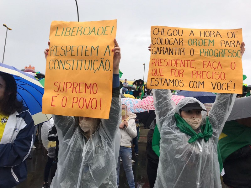 Ato prÃ³-Bolsonaro reÃºne mais de mil pessoas em CriciÃºma 