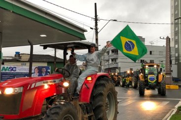Manifestantes fazem ato a favor de Jair Bolsonaro em Orleans 
