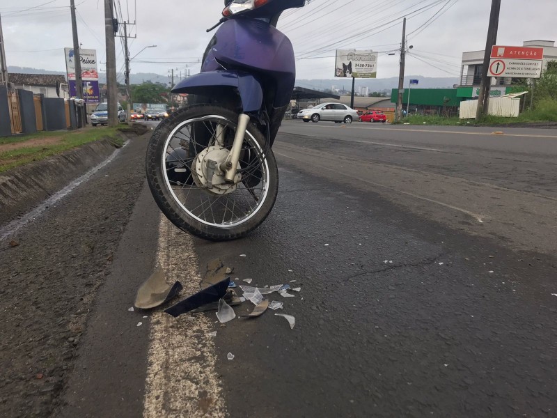 Motociclista fica ferido após colisão com caminhonete na avenida Luiz Lazarin 