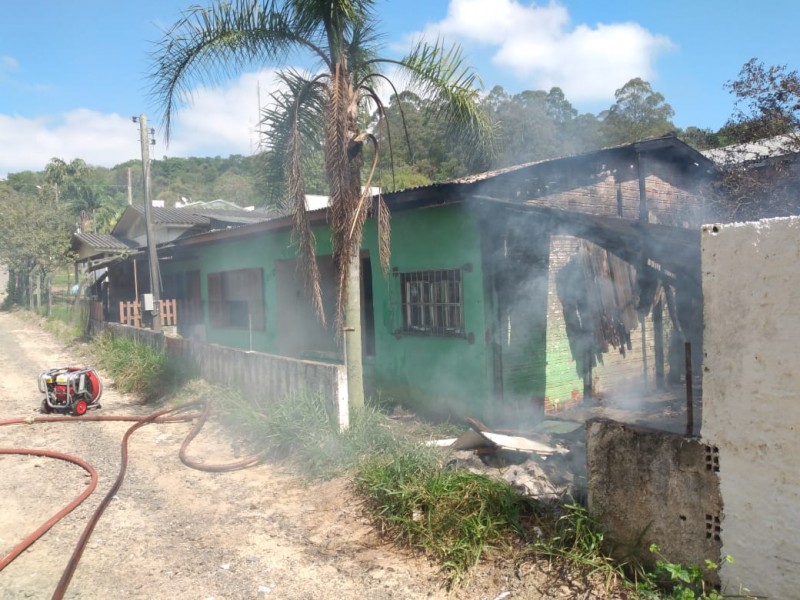 Incêndio atinge casa abandonada em Araranguá