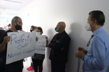 Ex-funcionários da Casa de Saúde do Rio Maina protestam durante evento da prefeitura; entenda o caso