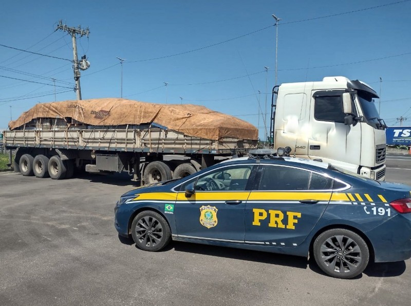PRF flagra nove toneladas além do permitido em uma única carreta na BR-101 em Araranguá