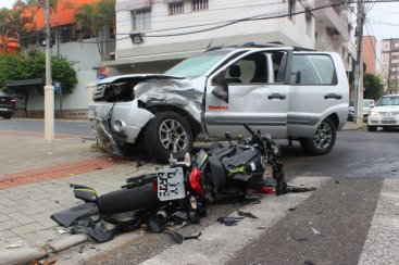 Motociclista fica ferido apÃ³s colisÃ£o no Centro de CriciÃºma