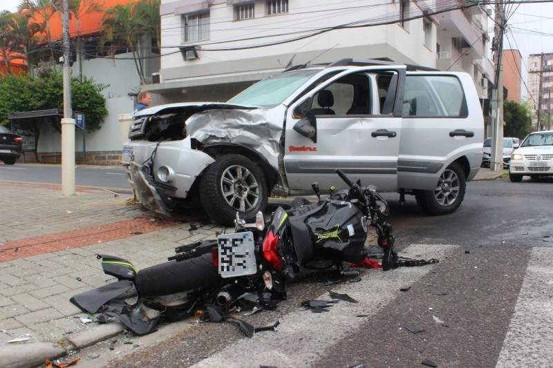 Motociclista fica ferido apÃ³s colisÃ£o no Centro de CriciÃºma