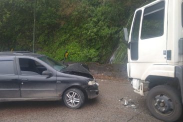 Motorista de CriciÃºma colide frontalmente com caminhÃ£o na Serra do Rio do Rastro