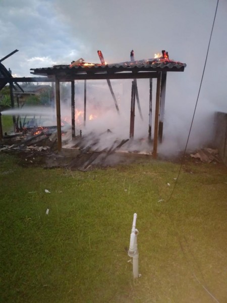 Residência é destruída por incêndio em Balneário Arroio do Silva 