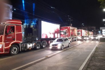 Caravana da Coca Cola passa por Criciúma e encanta famílias com a magia do Natal 