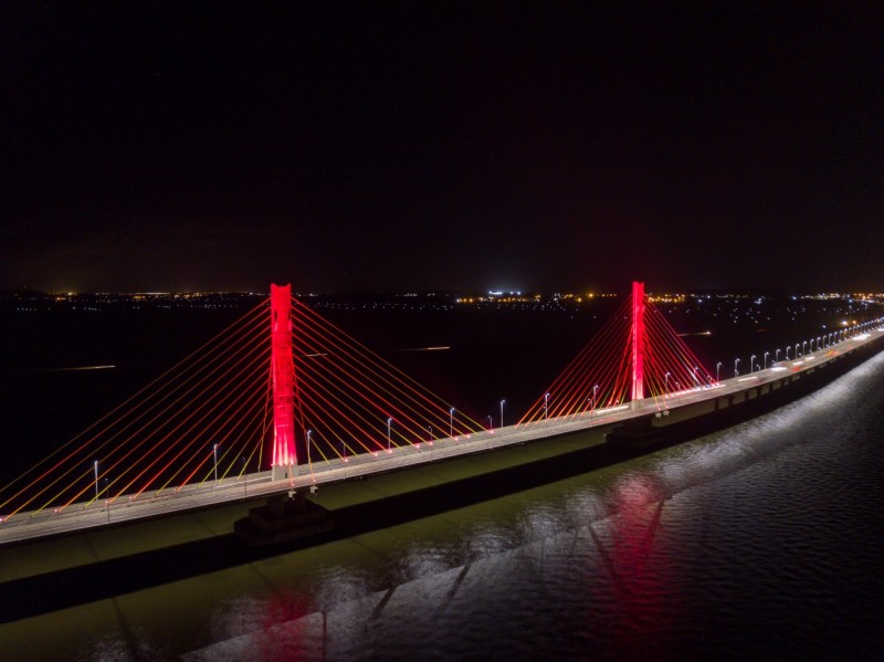 Ponte Anita Garibaldi iluminada com as cores do Natal