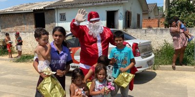 PM e Papai Noel fazem surpresa com entrega de presentes no bairro Renascer em CriciÃºma