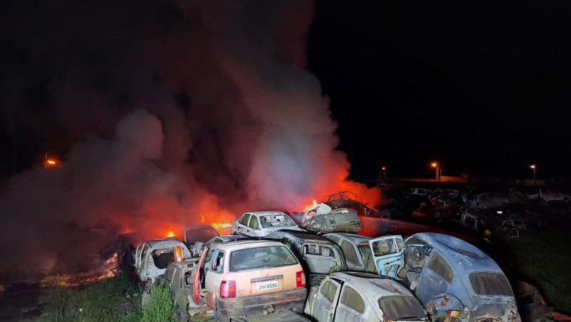 Araranguá: bombeiros realizam força-tarefa para combater incêndio em 80 veículos 
