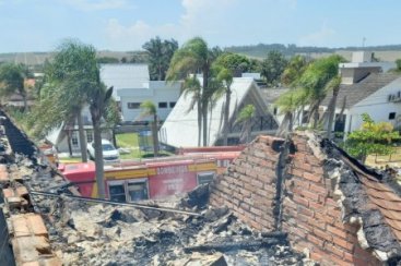 Bombeiros combatem incêndio em condomínio no Balneário Rincão