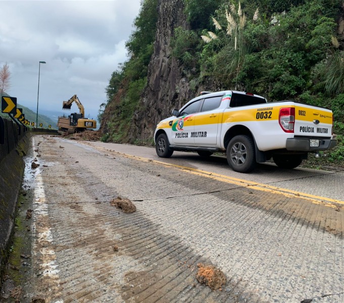 Barreira removida e pista totalmente liberada na Serra do Rio do Rastro