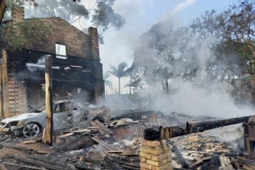 Incêndio destrói galpão, estufa, carro e moto em Sangão