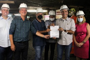 Ordem de serviço para pavimentação do acesso à Mina Visitação é assinada em Criciúma