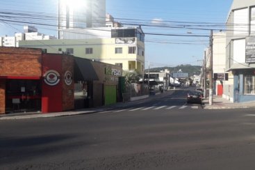 Rua Itajaí ficará interditada na manhã deste domingo para colocação de estrutura em supermercado