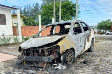 Toyota Etios Ã© destruÃ­do por incÃªndio em BalneÃ¡rio Gaivota