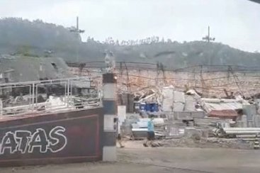 Ventania destrÃ³i galpÃ£o em Capivari de Baixo 