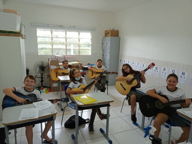 Aulas de violÃ£o sÃ£o oferecidas gratuitamente na rede de ensino em Cocal do Sul