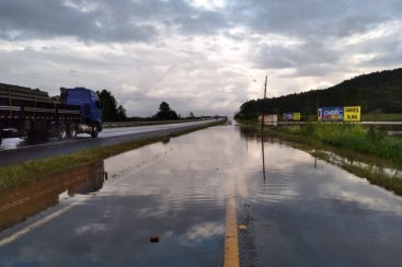 Chuva causa alagamentos e interdiÃ§Ãµes na via marginal da BR-101 em TubarÃ£o e MaracajÃ¡ 