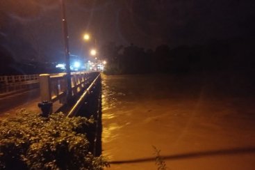 Container que caiu em rio em Grão-Pará pode colidir contra ponte em Braço do Norte; entenda