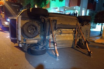 Motorista Ã© hospitalizada apÃ³s colidir carro no Centro de CriciÃºma