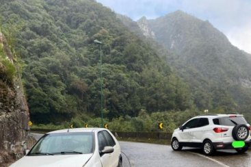 Acidente de trÃ¢nsito envolve dois carros na Serra do Rio do Rastro