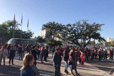 Servidores municipais de CriciÃºma realizam protesto pedindo reajustes salariais 