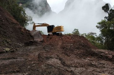 Estado segue removendo pedras que ameaÃ§am cair na Serra do Corvo Branco; confira a galeria de fotos