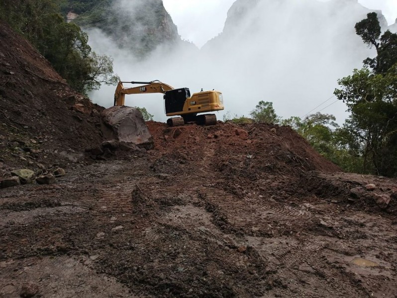 Estado segue removendo pedras que ameaçam cair na Serra do Corvo Branco; confira a galeria de fotos