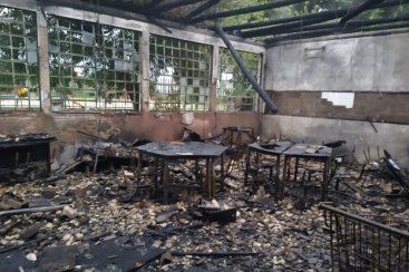 Fotos: bombeiros utilizaram 8 mil litros de Ã¡gua para combater incÃªndio em escola no bairro SÃ£o Luiz