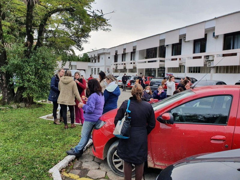 Servidores municipais de Urussanga realizam protesto pedindo reajustes salariais