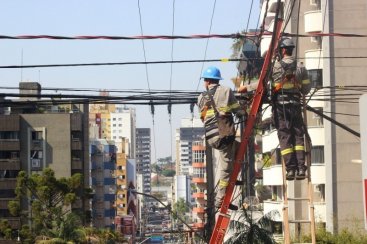 Celesc restabelece fornecimento de energia em CriciÃºma apÃ³s rompimentos de fios de alta-tensÃ£o