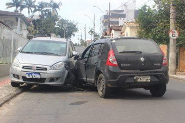 Motorista bate em carro estacionado no bairro ComerciÃ¡rio 