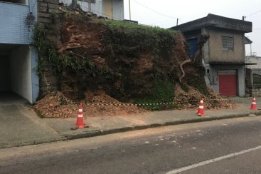 Defesa Civil trabalha em deslizamento de barranco e trÃ¢nsito fica em meia pista na rua Ã�lvaro CatÃ£o 