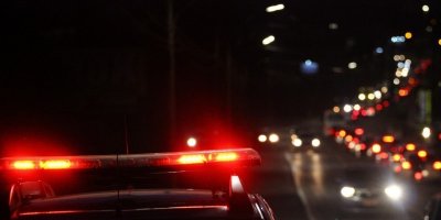 Embriagada, motorista Ã© presa depois de colidir carro contra dois veÃ­culos estacionados em TubarÃ£o
