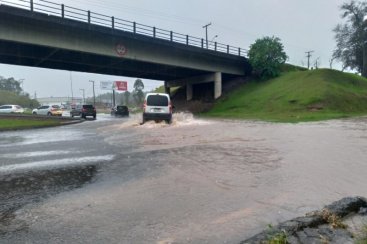 Forte chuva faz rio transbordar e 30 famÃ­lias deixam suas casas em CriciÃºma 