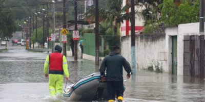 Enchente: casal de idosos Ã© retirado de casa na Vila Francesa, em CriciÃºma