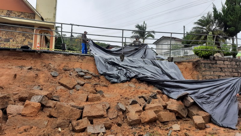 Urussanga: muro desmorona e família fica desalojada no bairro Brasília