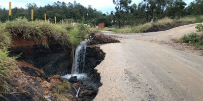 Chuvas fortes causam buraco em estrada 