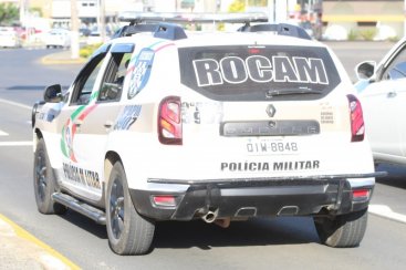 Homem foge da PM, colide carro contra poste e acaba preso com maconha e mais de R$ 8 mil em TubarÃ£o