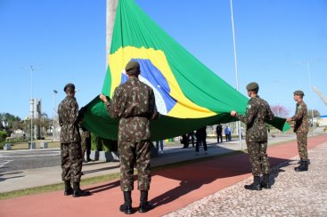 Troca da Bandeira do Brasil marca o início da Semana da Pátria em Criciúma
